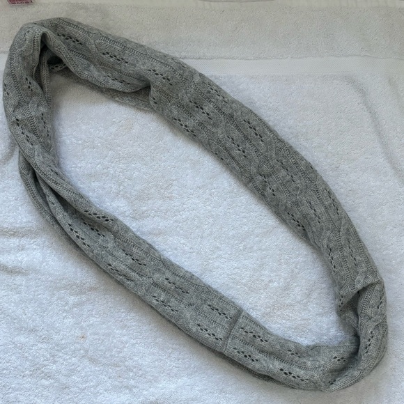 NWT Beautiful Gray Infinity Scarf - Picture 2 of 7